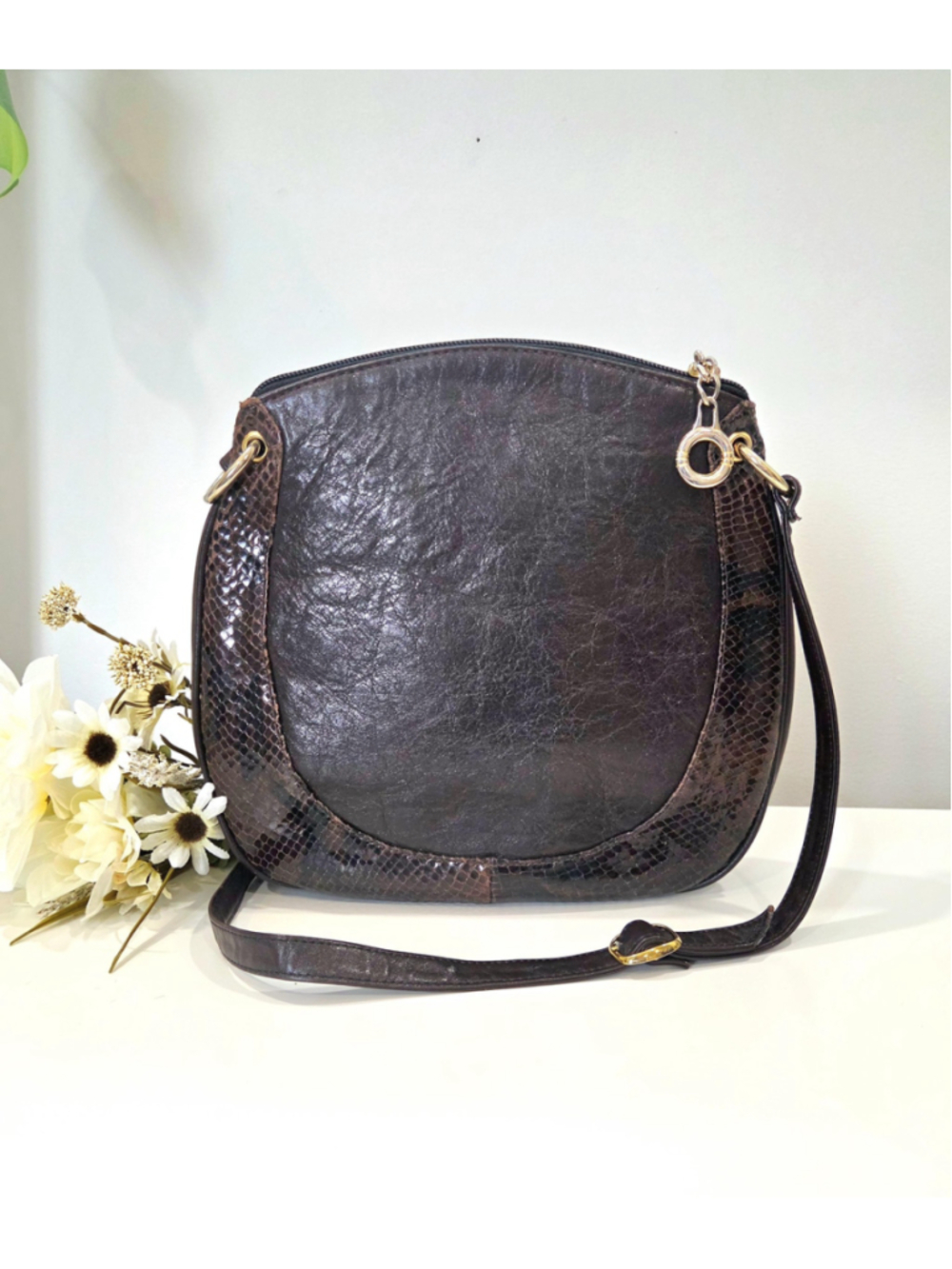Vintage leather shoulder bag | Due Fratelli Canada | dark brown retro 1980s–90s